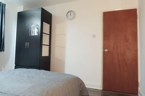 Iron/ironing board, free WiFi, bed sheets - Bazely Street - Deluxe Double Room (London)