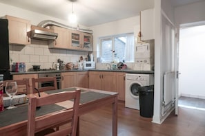 Departamento | Cocina privada | Refrigerador con congelador, microondas, horno y parrilla de estufa 