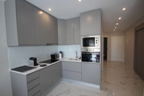 Kühlschrank, Mikrowelle, Ofen, Geschirrspüler