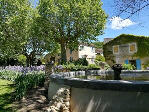 Property grounds - Charming period dovecote with communal swimming pool, plane trees and fountains (Apt)