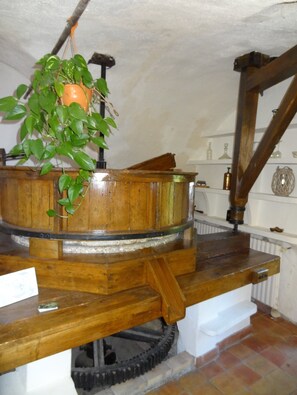 Interior - Charming period dovecote with communal swimming pool, plane trees and fountains (Apt)