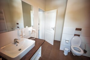 Shower, hair dryer, slippers, towels - Domäne am See (Simmern)