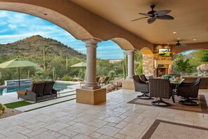 Outdoor dining - Cave Creek Serenity and Privacy with Gorgeous Mountain and Desert Views! (Cave Creek)