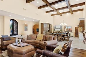 Smart TV, chimenea, reproductor de DVD y tenis de mesa 
