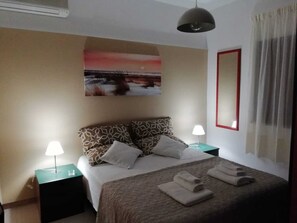 2 bedrooms, iron/ironing board, WiFi