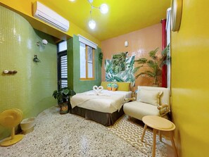 Cortinas blackout, wifi gratis y ropa de cama