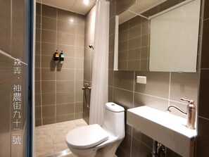 Blackout curtains, free WiFi, bed sheets - Sennong Homestay (Tainan)
