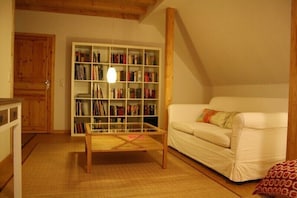 Apartment (Bremen) | Living area | Flat-screen TV - Ferienwohnungen im Bauernhaus am Fluss (Berne)