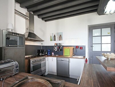 Charming cottage with covered pool and WiFi