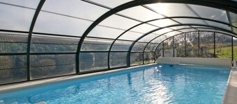 Maison Spacieuse avec Piscine Couverte et Wifi à Laleu