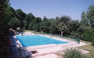 Una piscina al aire libre de temporada