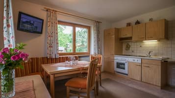 Apartment, 2 Schlafzimmer (Stoanerhof) | Essbereich im Zimmer