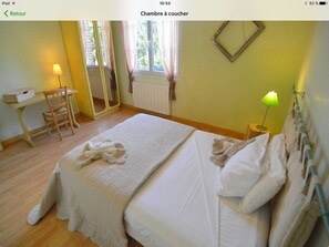 4 bedrooms, WiFi - country house, sleeps 9, near Baie de SOMME, Amiens. (Jumel)