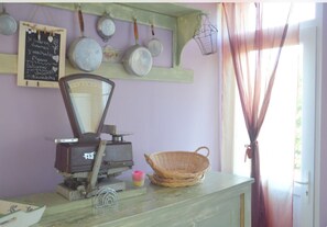 Dining - country house, sleeps 9, near Baie de SOMME, Amiens. (Jumel)