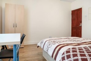 Apartment | Iron/ironing board, free WiFi, bed sheets - Hilliard House - Deluxe Double Room (London)