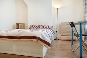 Apartment | Iron/ironing board, free WiFi, bed sheets - Hilliard House - Deluxe Double Room (London)