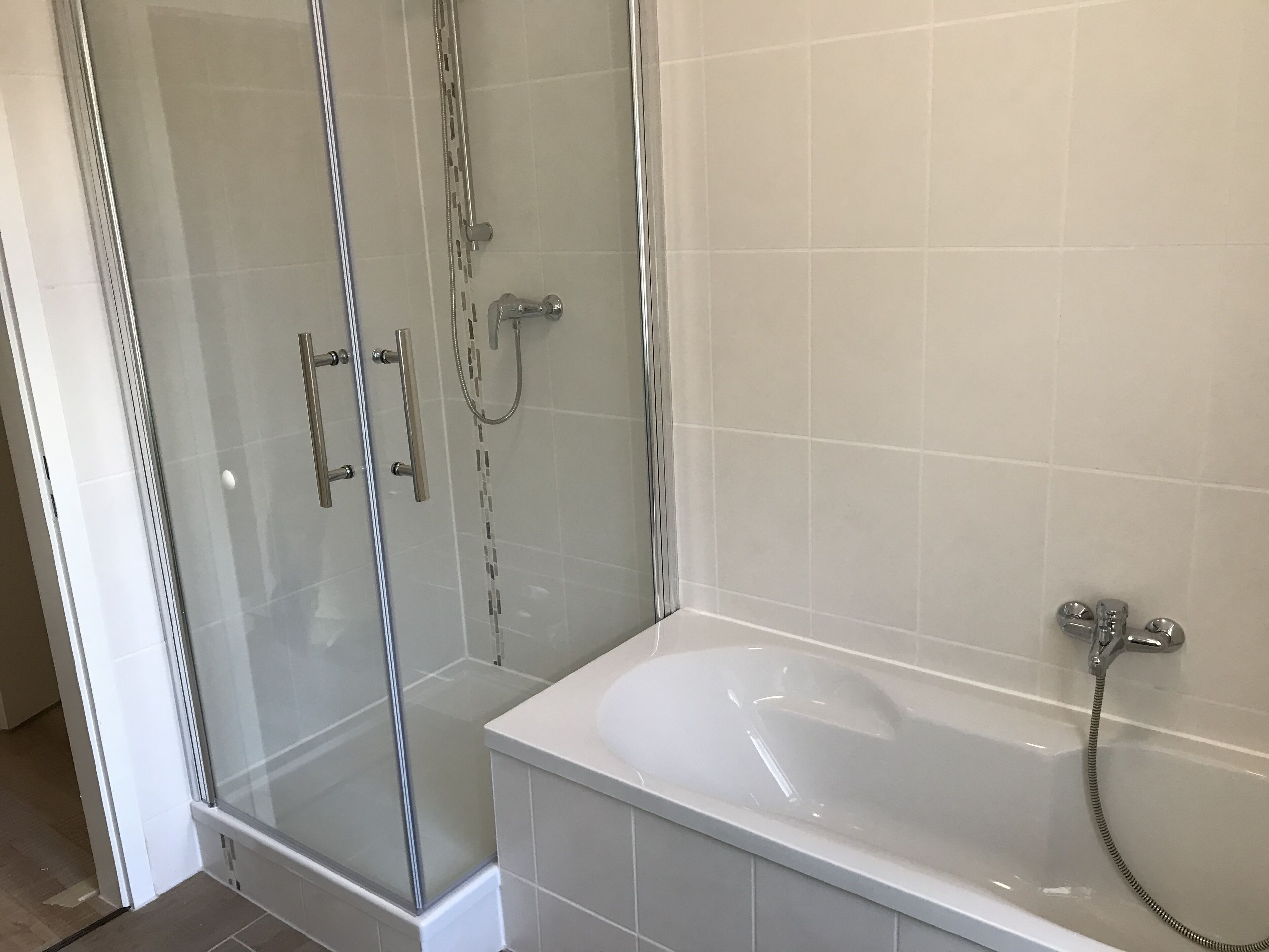 Apartment, 2 Bedrooms (Groe F) | Bathroom | Shower, hair dryer, towels