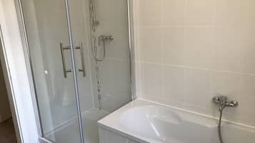 Apartment, 2 Bedrooms (Groe F) | Bathroom | Shower, hair dryer, towels