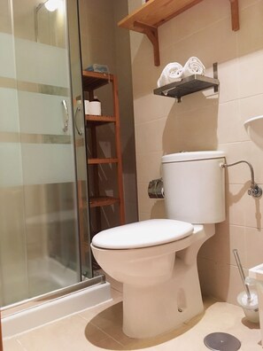 Shower, towels - IMPRESSIVE LOFT, MADRID, NEXT TO THE METROPOLITAN WANDA (Madrid)