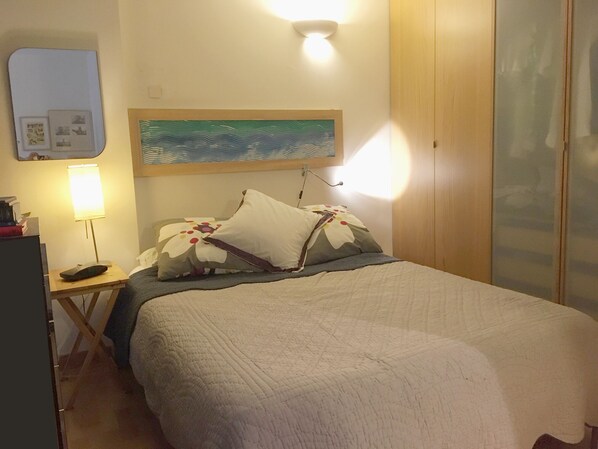 2 عدّة غرف نوم ومكواة/لوح كي وواي فاي وملاءات أسرّة