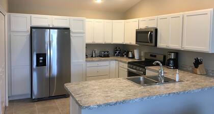 Beautiful New 2/2 Villa w/Golf Cart, BBQ, 2 Bikes, & WiFi!