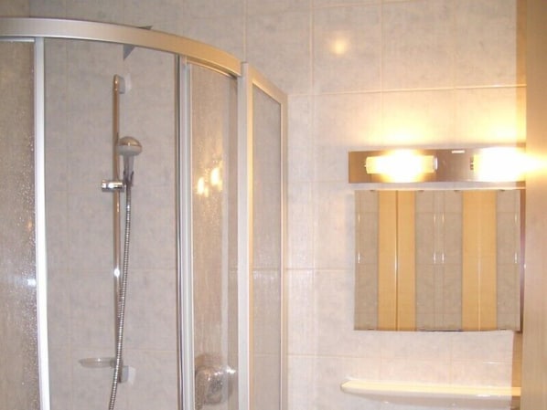 Economy Room, Mountain View (Top 2) | Bathroom | Shower, towels