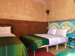 Chambre Familiale, plusieurs lits, salle de bains privée, vue jardin | Rideaux occultants, fer et planche à repasser, Wi-Fi gratuit