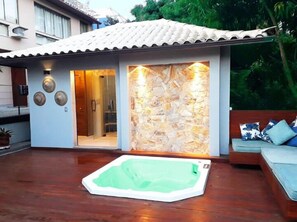 Outdoor spa tub