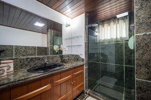 House | Bathroom | Separate tub and shower, jetted tub - Villa al mare (Búzios)