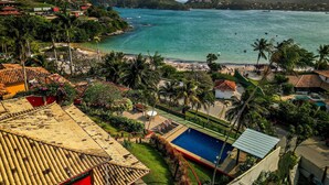 A coastal resort with a swimming pool, beach, and mountainous backdrop. - Villa al mare (Búzios)