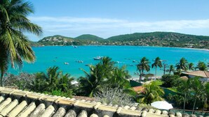 A coastal view with a clear blue sea, boats, and a mountainous landscape in the background. - Villa al mare (Búzios)