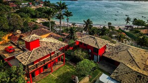 A coastal town with traditional architecture, a beach, and a view of the sea. - Villa al mare (Búzios)