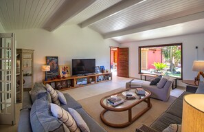 Villa | Área de sala de estar | Televisión LED