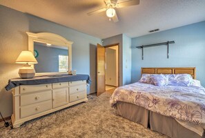3 bedrooms, iron/ironing board, internet, bed sheets - 1 Mi to Weeki Wachee: Home w/ Pool in Spring Hill (Spring Hill)