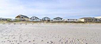 Pet-Friendly Second Row House Steps to Beach!
