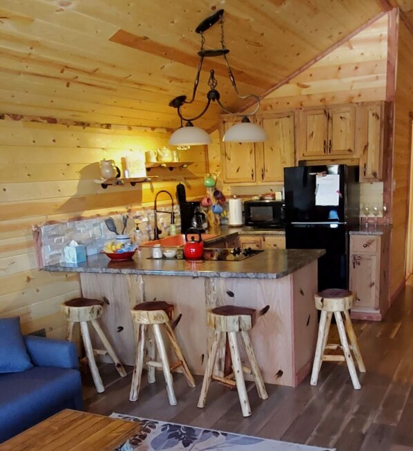 Refrigerador, microondas, parrilla de estufa y cafetera y tetera 