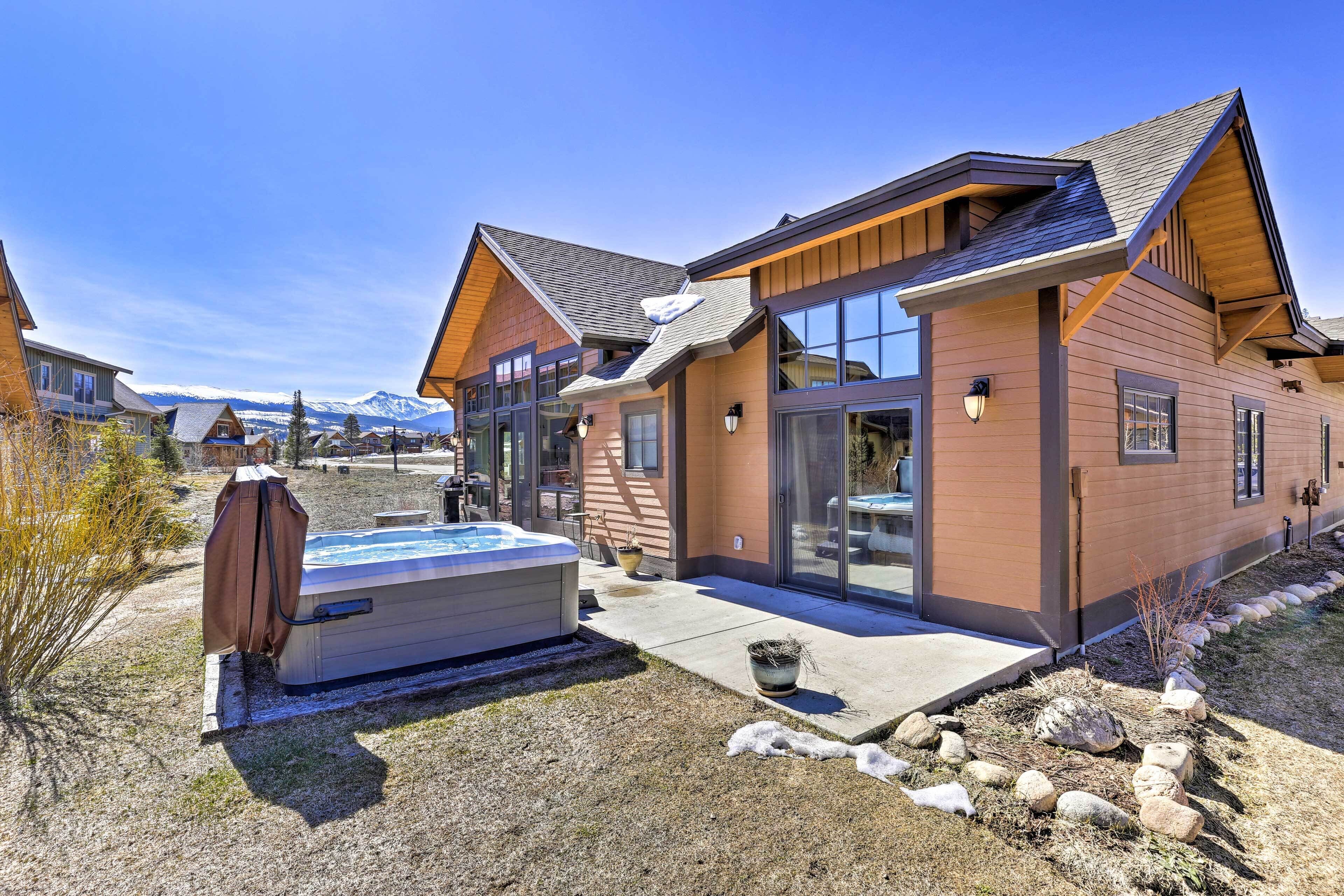 Mtn-View Fraser Home w/ Hot Tub - Near Skiing!