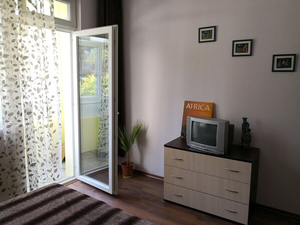 2 bedrooms, iron/ironing board, WiFi