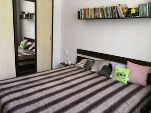 2 bedrooms, iron/ironing board, WiFi