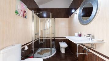 Een douche, een haardroger, een bidet, handdoeken