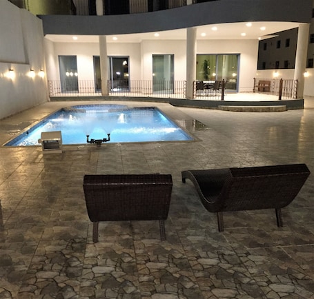Fachada da propriedade à noite. Alyal Chalets