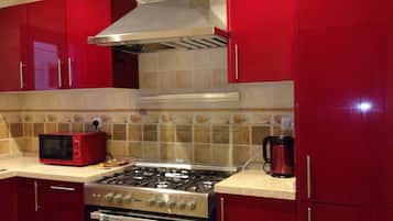 Refrigerador con freezer, microondas, horno, placa de cocina