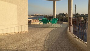 Family Chalet, 5 Bedrooms, Pool View with Partial Sea View, Upper Floor | Utsikt mot vann