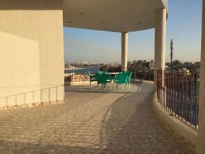 Family Chalet, 5 Bedrooms, Pool View with Partial Sea View, Upper Floor | Vue sur l’eau