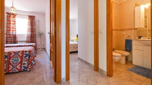 Tina, secadora de cabello, toallas, papel de baño