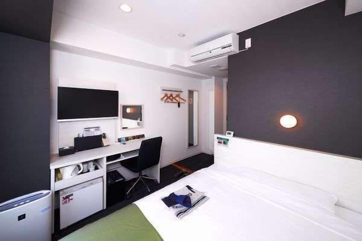 Desk, soundproofing, free WiFi, bed sheets