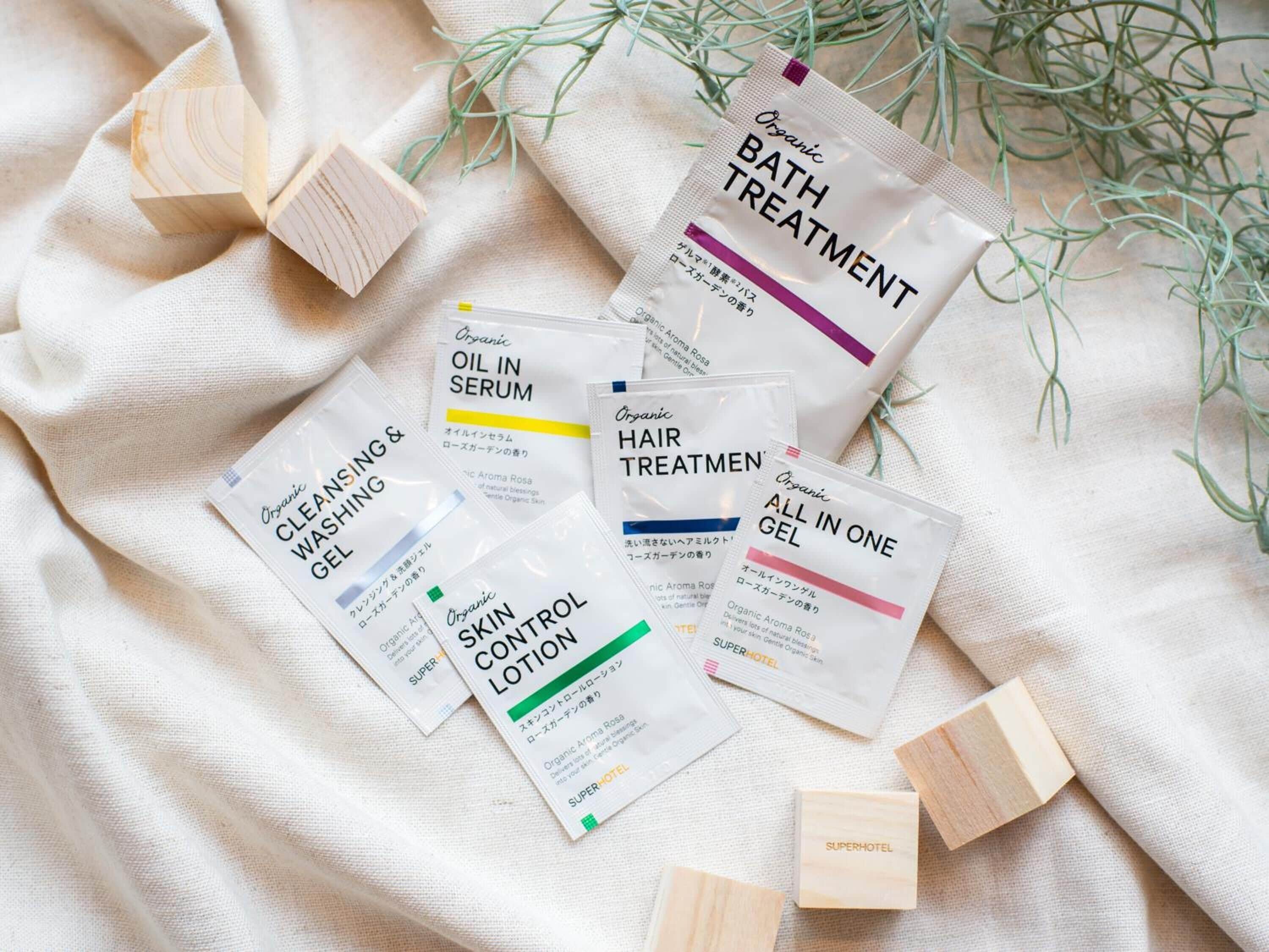 combined shower/bathtub, hair dryer, slippers, electronic bidet