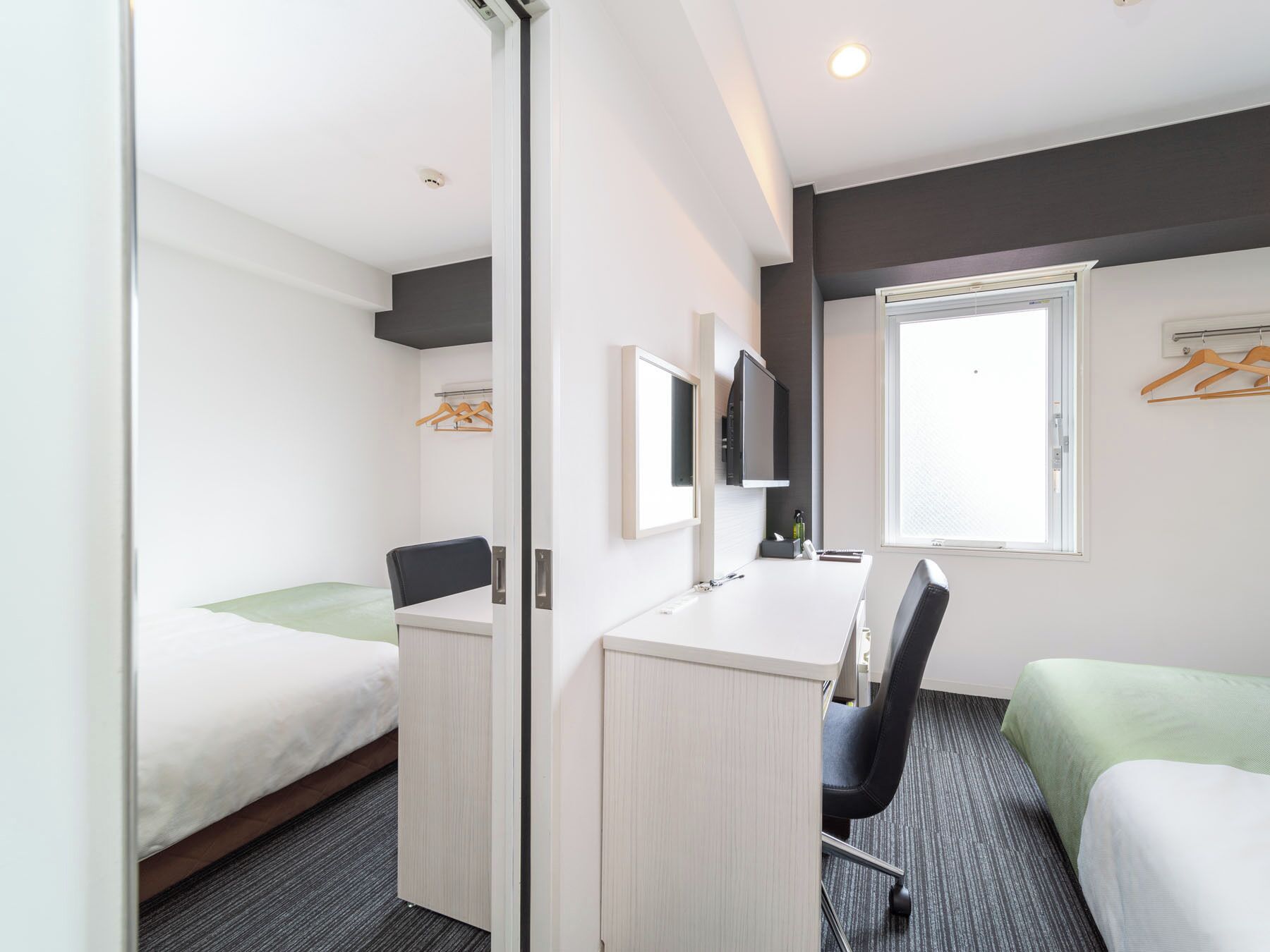 Kamer, niet-roken (Connecting Rooms) | Een bureau, geluiddichte muren, gratis wifi, beddengoed