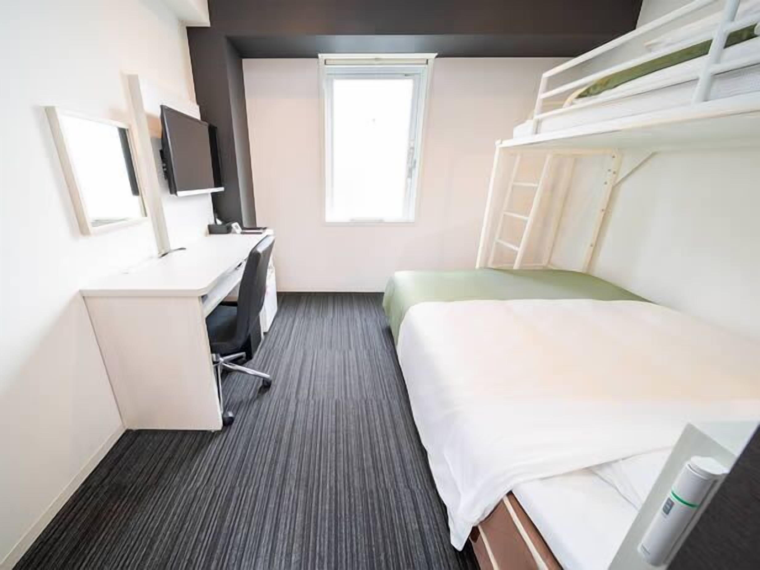 Skrivebord, lydisolert, wi-fi (inkludert) og sengetøy