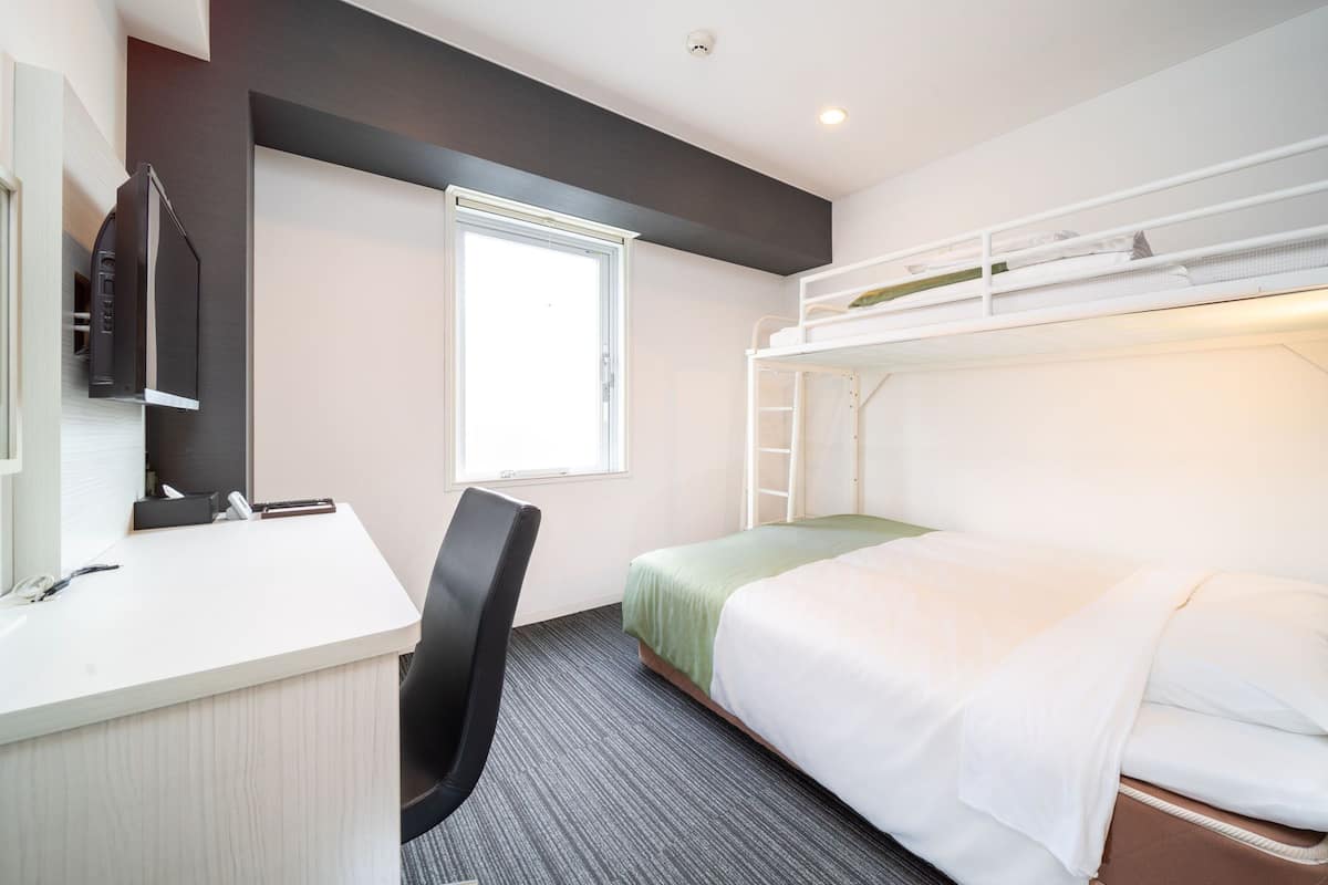 Desk, soundproofing, free WiFi, bed sheets